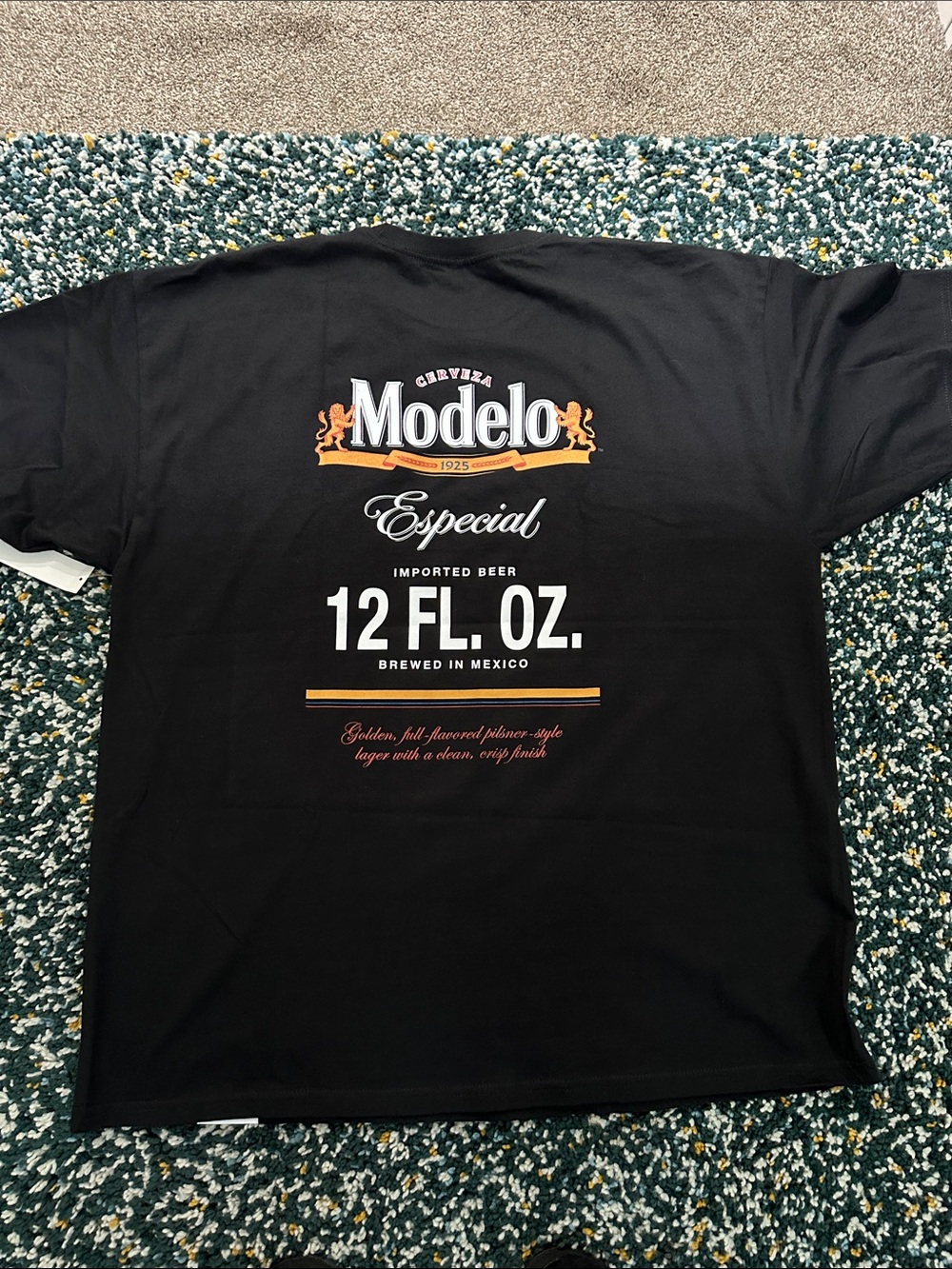 ModelCo Black Modelo Especial Graphic Tee